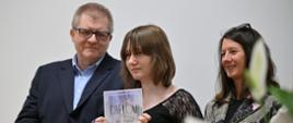 Uczennica Julia Rospond podczas uroczystego odbioru dyplomu i nagrody w XXXV Turnieju Wiedzy o Jaśle