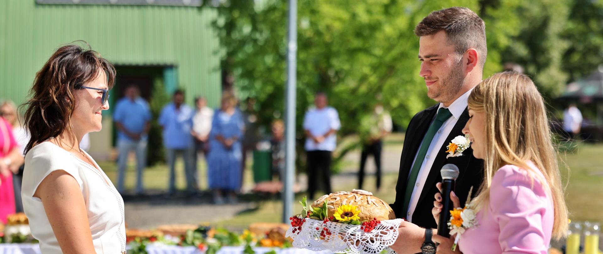 ludzie podczas uroczystości dożynkowych