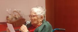 Seniorka czyta wiersze swojego autorstwa