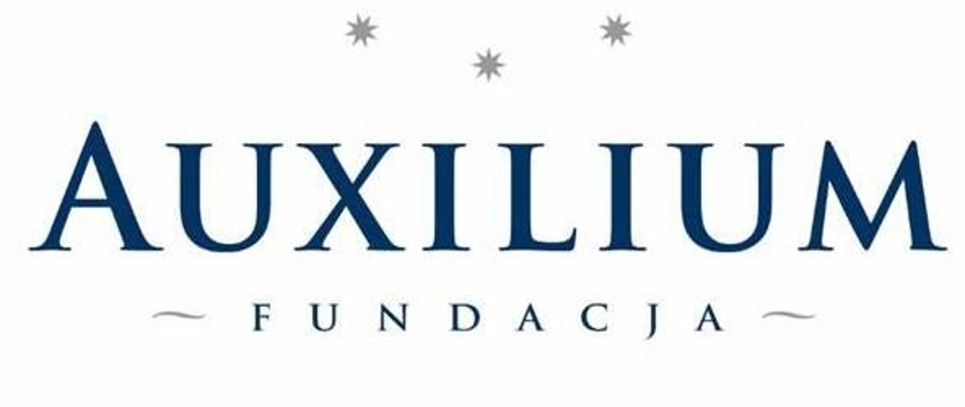 Niebieski napis Auxilium Fundacja na białym tle. Nad napisem logo fundacji w kształcie litery A otoczonej dwunastoma szarymi gwiazdkami.