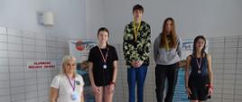 Moment nagrodzenia uczestników - młodzi zawodnicy stoją na podium
