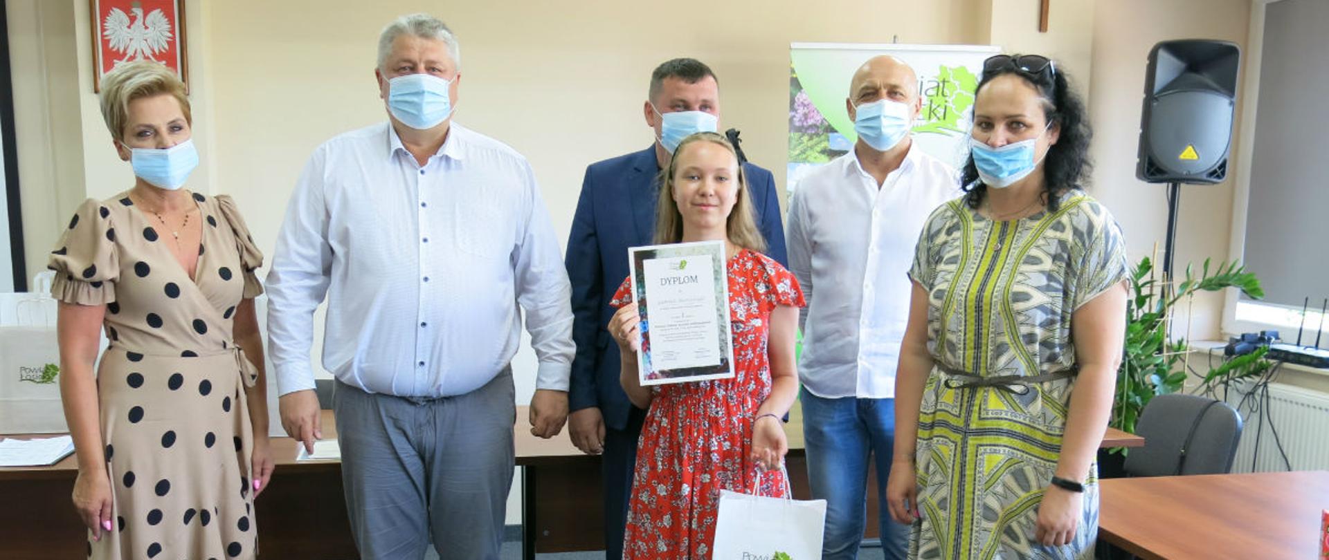Wspólne zdjęcie organizatorów wraz z laureatką konkursu 