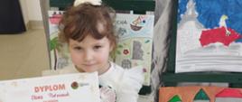 Laureaci konkursu fotograficznego pozują do zdjęcia z nagrodami