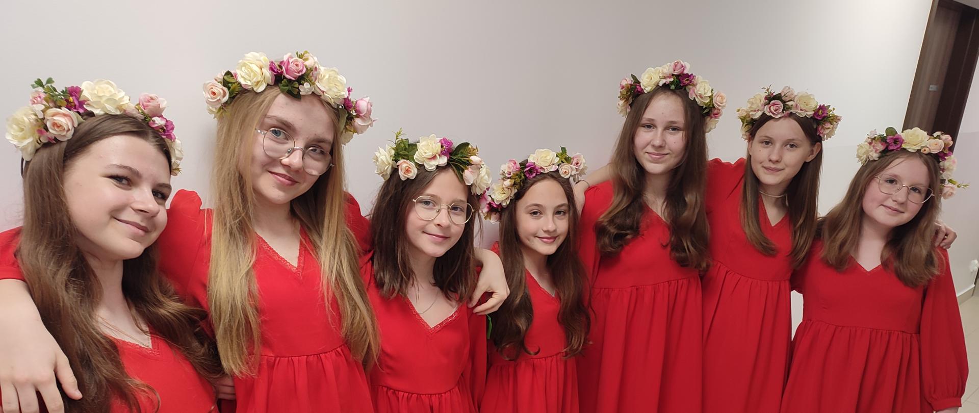 Młode solistki pozują do zdjęcia