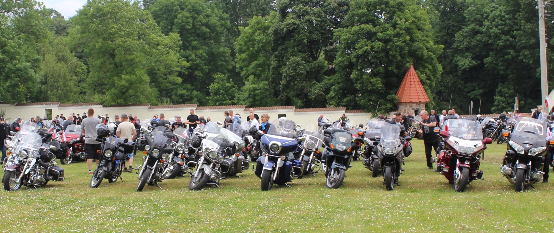 motory stojące w szeregu
