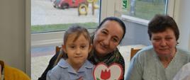 Dzieci pozują do zdjęcia wraz z dziadkami