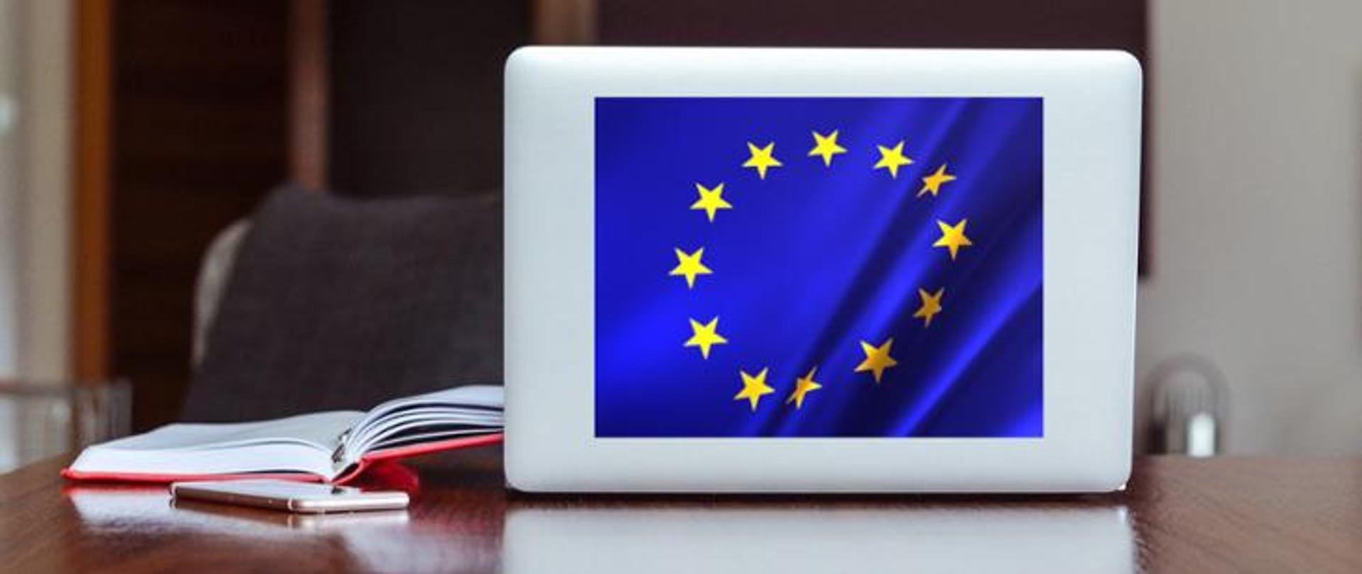 Laptop z logiem UE