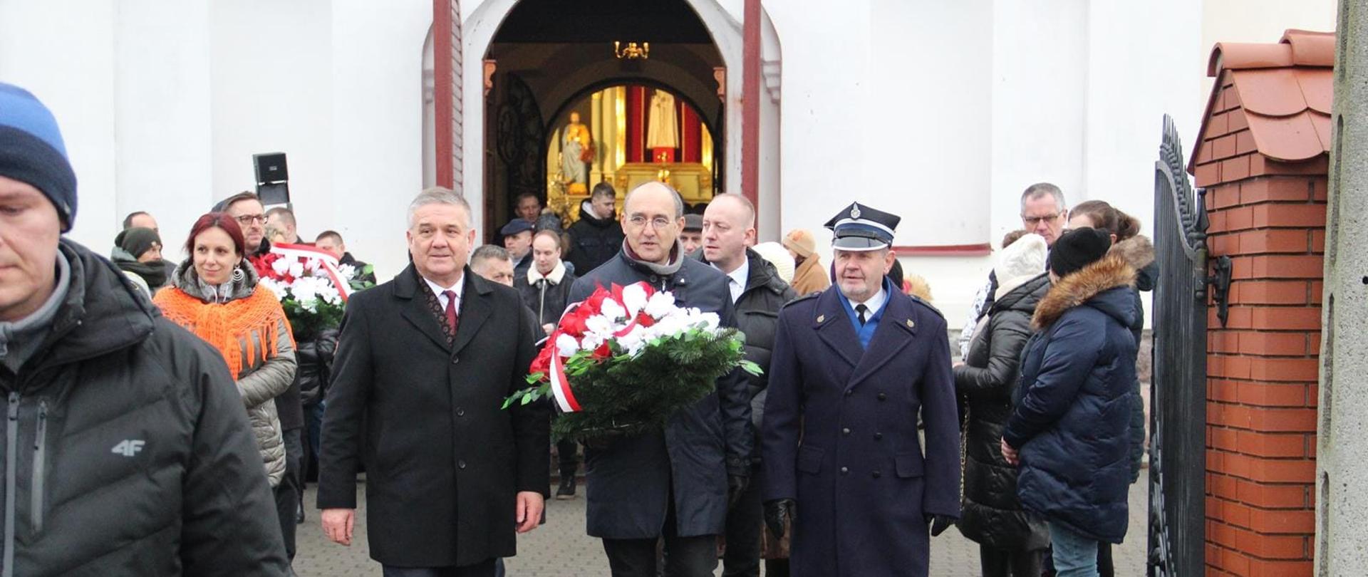 Uroczystości 161. rocznicy wybuchu powstania styczniowego w Surażu. Udział wzięli burmistrz suraża, wicestarosta Roman Czepe i Jan Gadkowski z zarządu powiatu