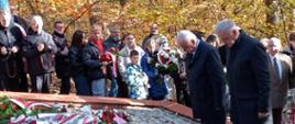 przedstawiciele władz samorządowych Gminy Budzyń oraz delegacje szkół z terenu gminy Budzyń złożyli wiązanki oraz zapalili znicze pod pomnikiem pomordowanych przez hitlerowskie Niemcy w Górach Morzewskich