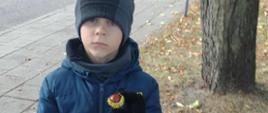 Dzieci zbierają żołędzie i kasztany