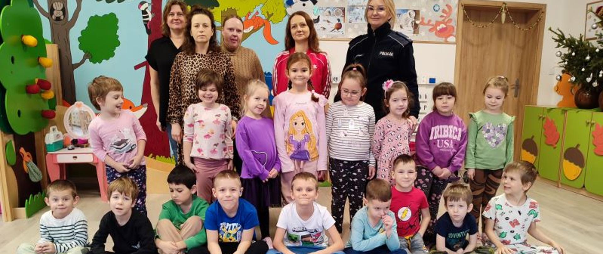 Pamiątkowe zdjęcie z przedstawicielką Komendy Powiatowej Policji z dziećmi i wychowawcą - w naszym przedszkolu poznajemy zasady bezpieczeństwa!