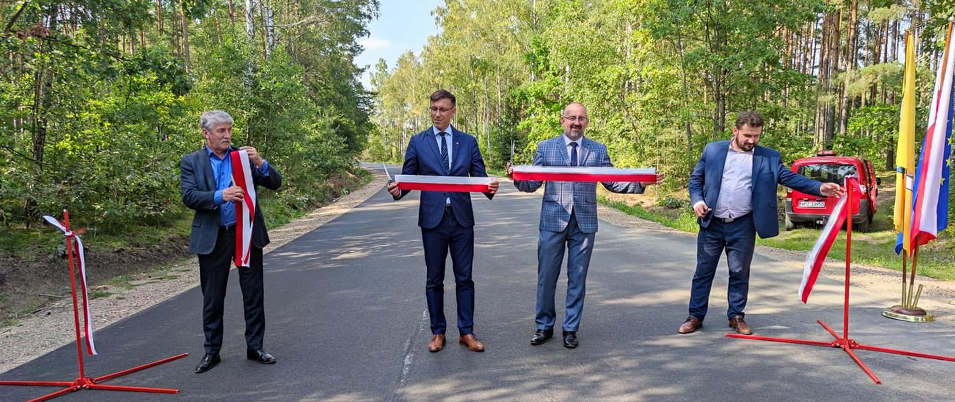 Przecięcie wstęgi na wyremontowanej drodze dojazdowej do Wielbarka. Na zdjęciu od lewej: Dyrektor Powiatowego Zarządu Dróg w Przasnyszu Kazimierz Pióro, Kierownik Delegatury Mazowieckiego Urzędu Wojewódzkiego w Ostrołęce Marcin Grabowski, Starosta Przasnyski Krzysztof Bieńkowski, Etatowy Członek Zarządu Powiatu Przasnyskiego Paweł Mostowy.