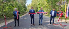 Przecięcie wstęgi na wyremontowanej drodze dojazdowej do Wielbarka. Na zdjęciu od lewej: Dyrektor Powiatowego Zarządu Dróg w Przasnyszu Kazimierz Pióro, Kierownik Delegatury Mazowieckiego Urzędu Wojewódzkiego w Ostrołęce Marcin Grabowski, Starosta Przasnyski Krzysztof Bieńkowski, Etatowy Członek Zarządu Powiatu Przasnyskiego Paweł Mostowy.
