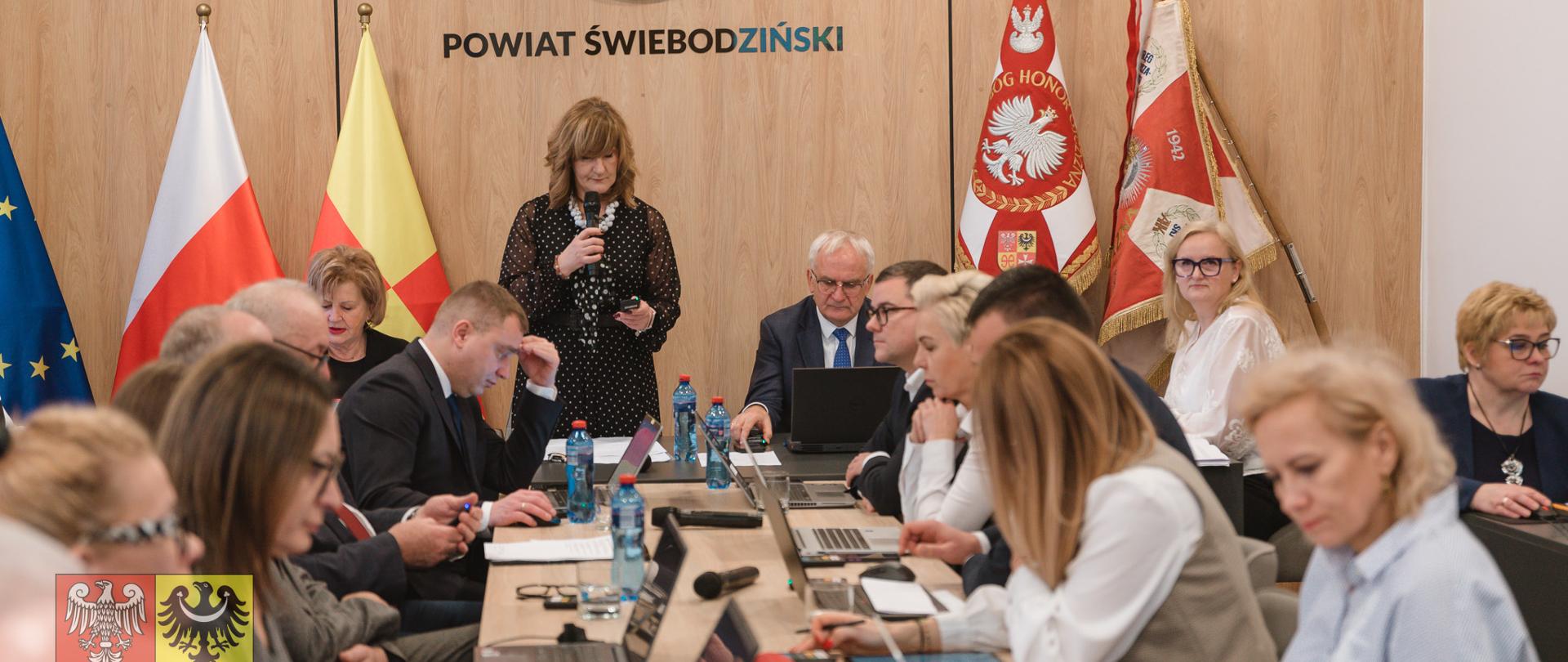 ludzie wewnątrz