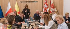 ludzie wewnątrz