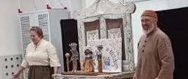 Dzieci oglądają sztukę teatralną z udziałem aktorów