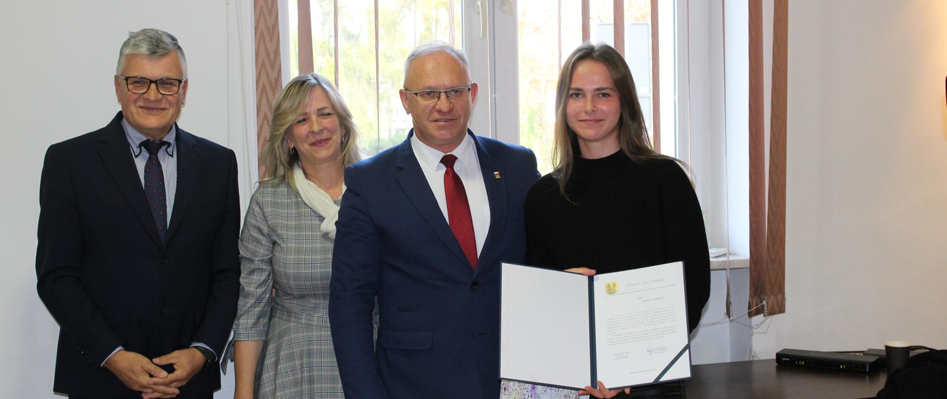 Kamila oraz przedstawiciele władz samorządowych pozują do wspólnego zdjęcia
