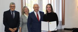 Kamila oraz przedstawiciele władz samorządowych pozują do wspólnego zdjęcia