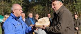 Starosta Hajnowski przekazuje podziękowania Dyrektorowi Regionalnej Dyrekcji LP