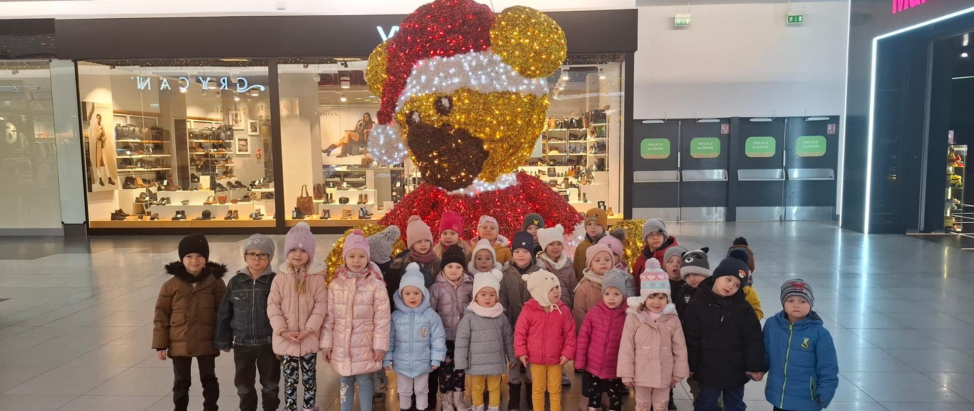 Pamiątkowe zdjęcie ze świątecznym misiem