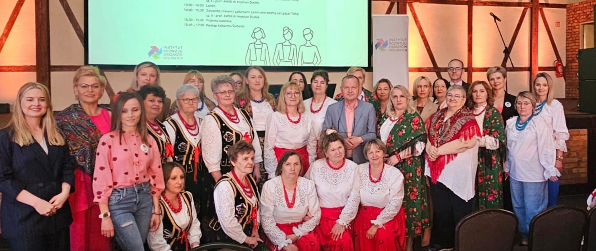 Starosta Dąbrowski wraz z przedstawicielkami kgw z terenu powiatu dąbrowskiego