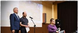 Moment wręczenia nagród uczestnikom konkursu