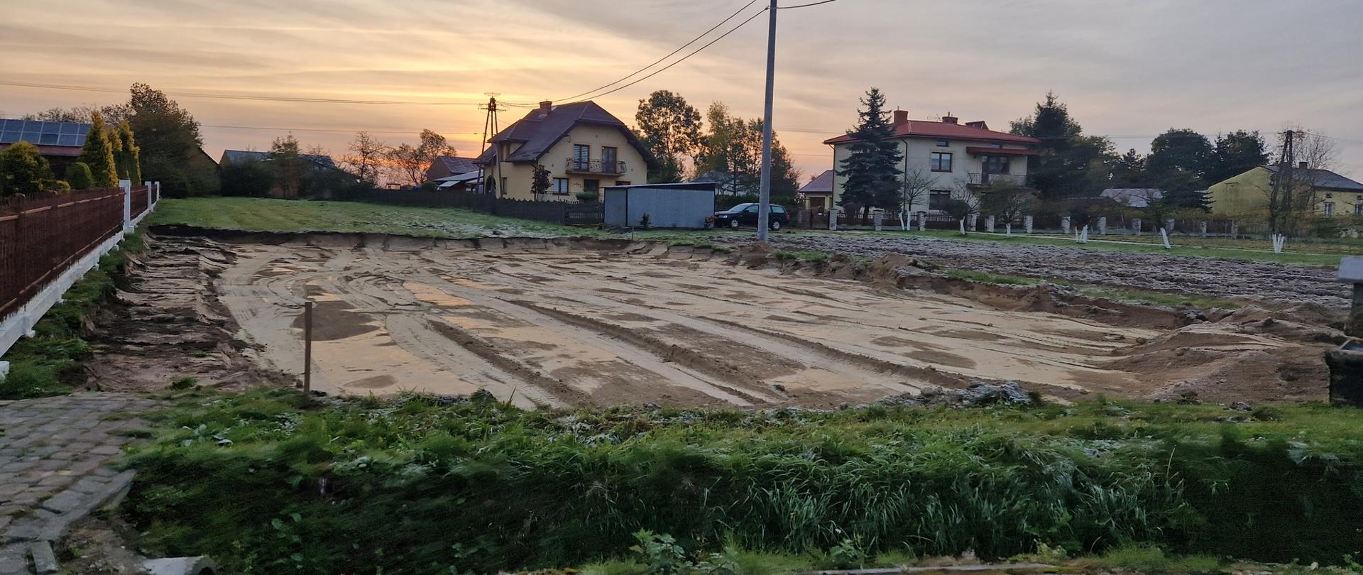 Trwają prace związane z budową parkingu przy Kościele Parafialnym w Brzozówce.