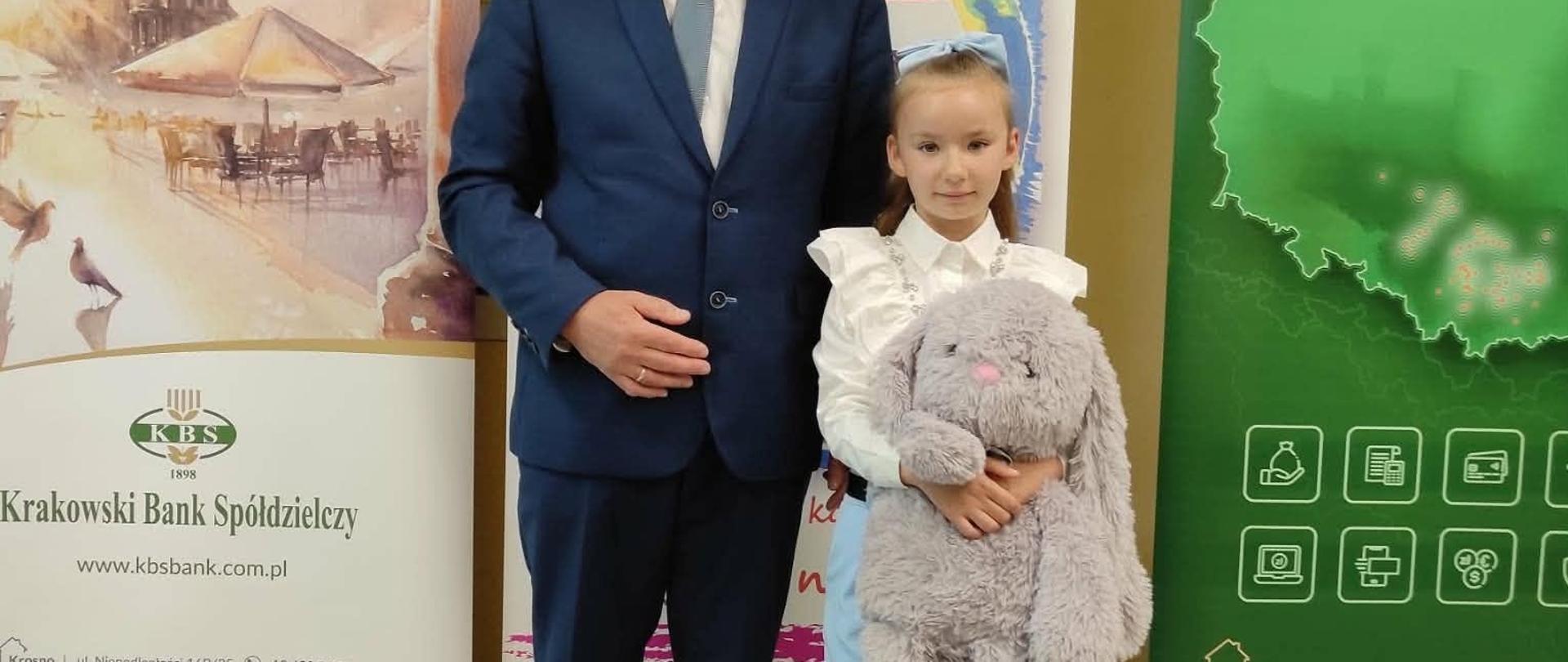 Uczennica odbiera nagrodę