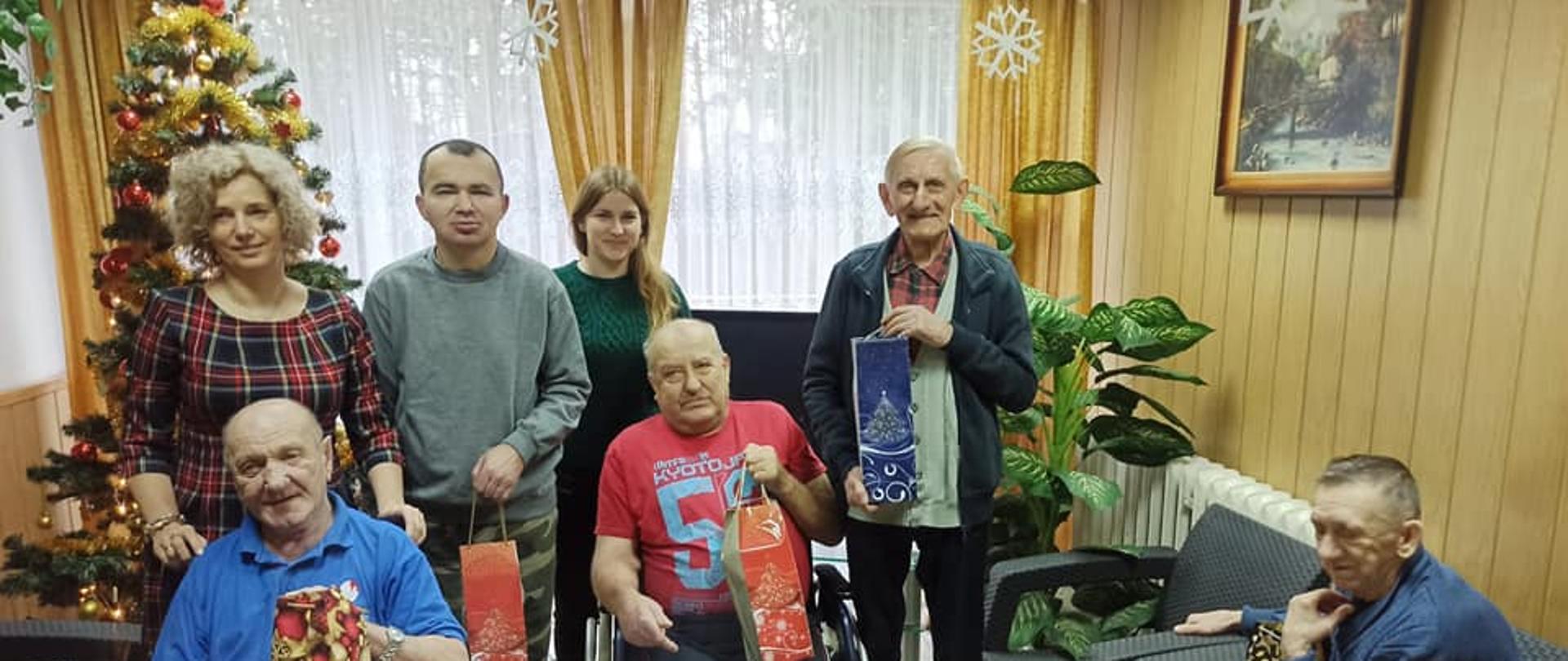 Zdjęcie grupowe obdarowani