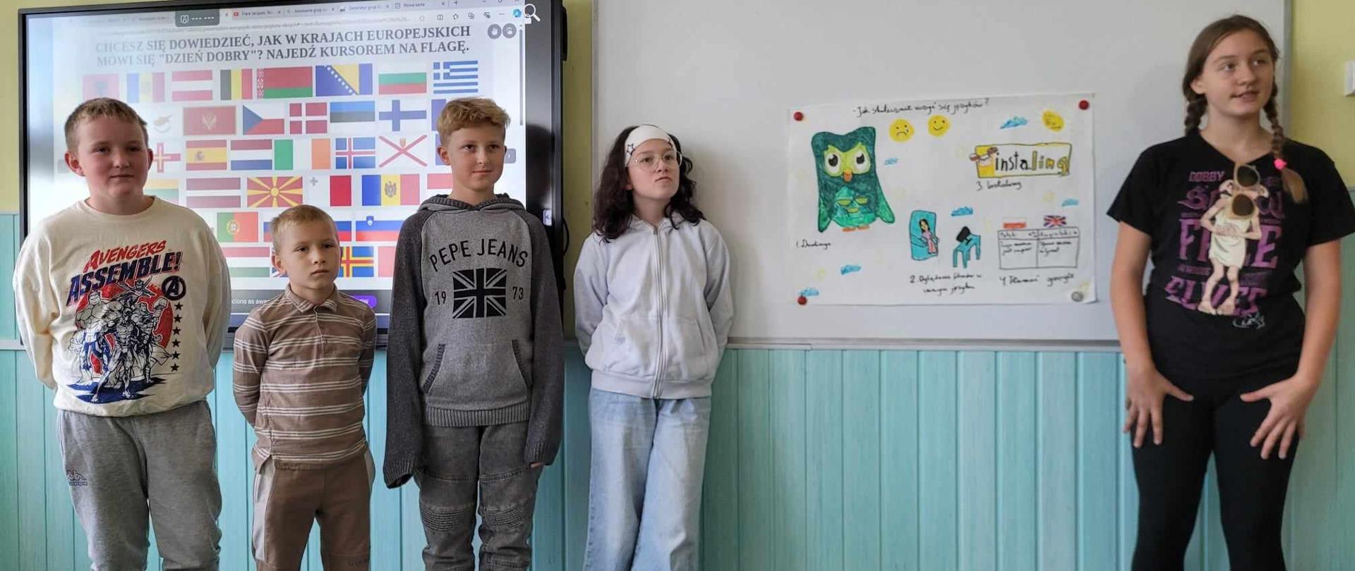 Uczniowie omawiają plakat grupa 1