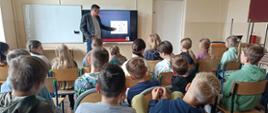 grupa uczniów podczas prelekcji o bezpieczeństwie
