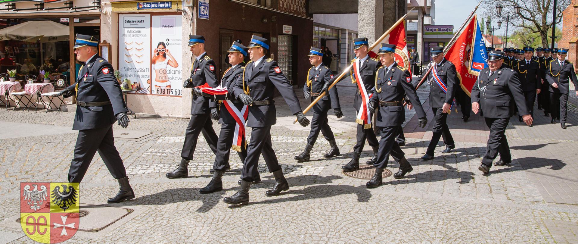 strażacy w galowych mundurach na zewnątrz