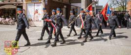 strażacy w galowych mundurach