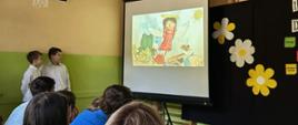 Pokaz filmu na sali gimnastycznej podczas pierwszego dnia szkoły.