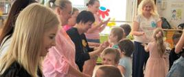 Zajęcia z okazji Dnia Mamy - mamy z przedszkolakami podczas zajęć