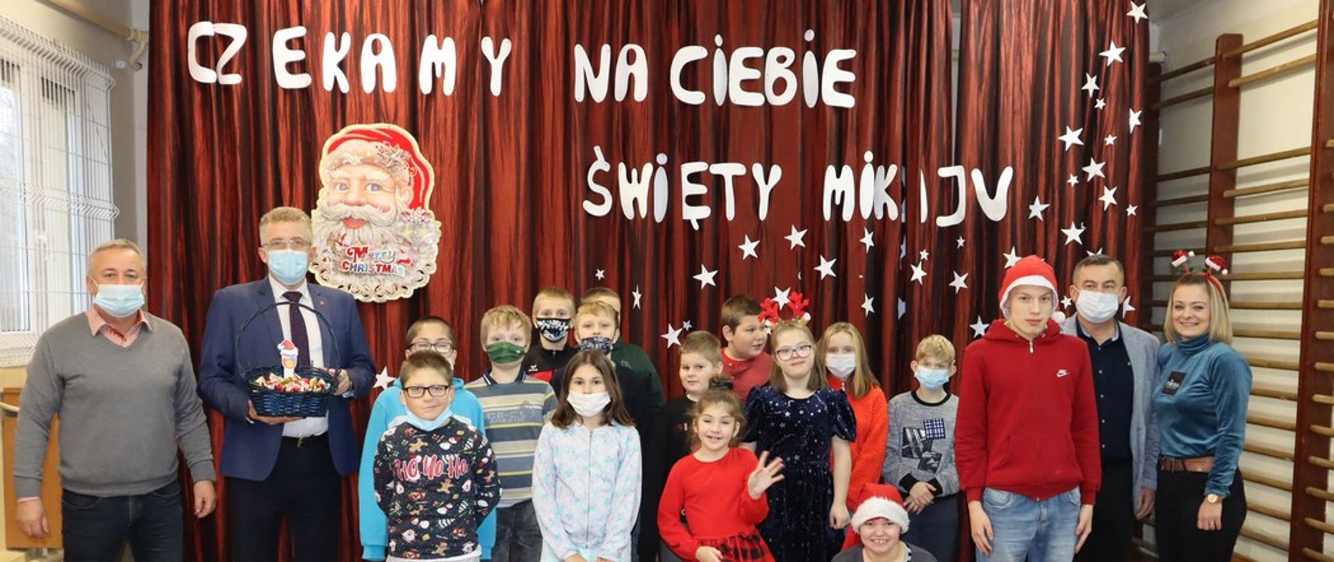 Wizyta mikołajkowa starosty i członka zarządu w Warsztatach Terapii Zajęciowej w Końskich i Specjalnym Ośrodku Szkolno - Wychowawczym w Baryczy