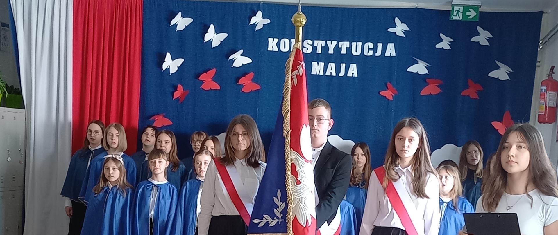 śpiewanie hymnu Polski i szkoły