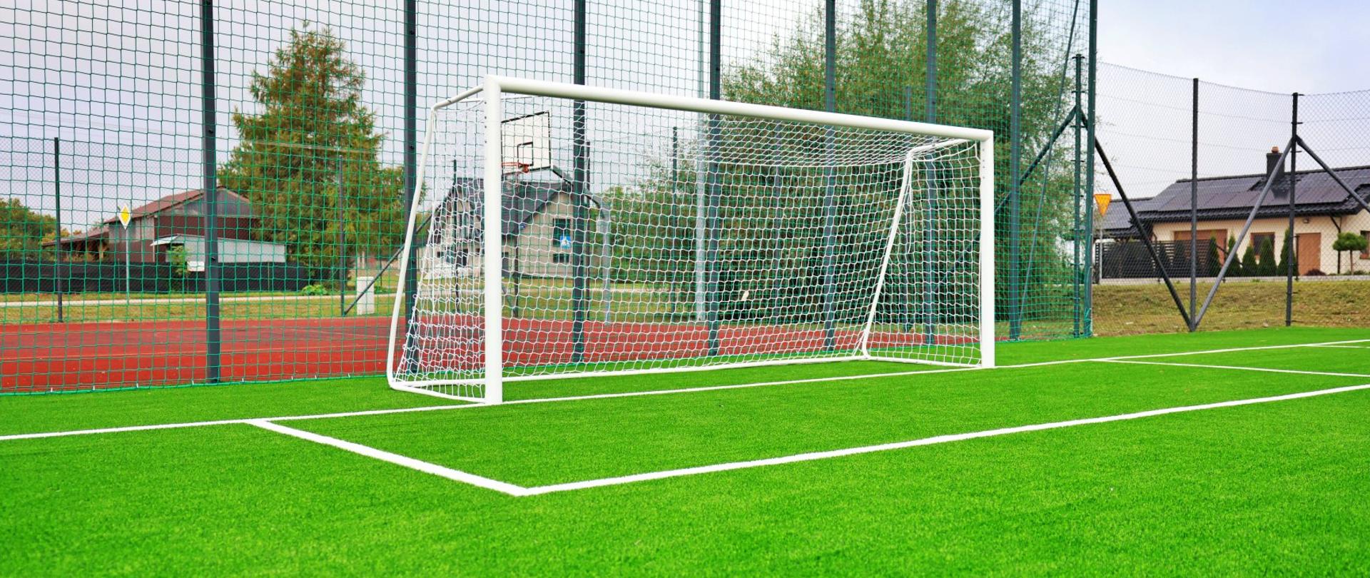 komisja odbiorowa podczas odbioru modernizacji boiska sportowego
