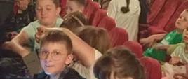 Uczniowie siedzą na widowni, oglądają spektakl "Piotruś Pan"
