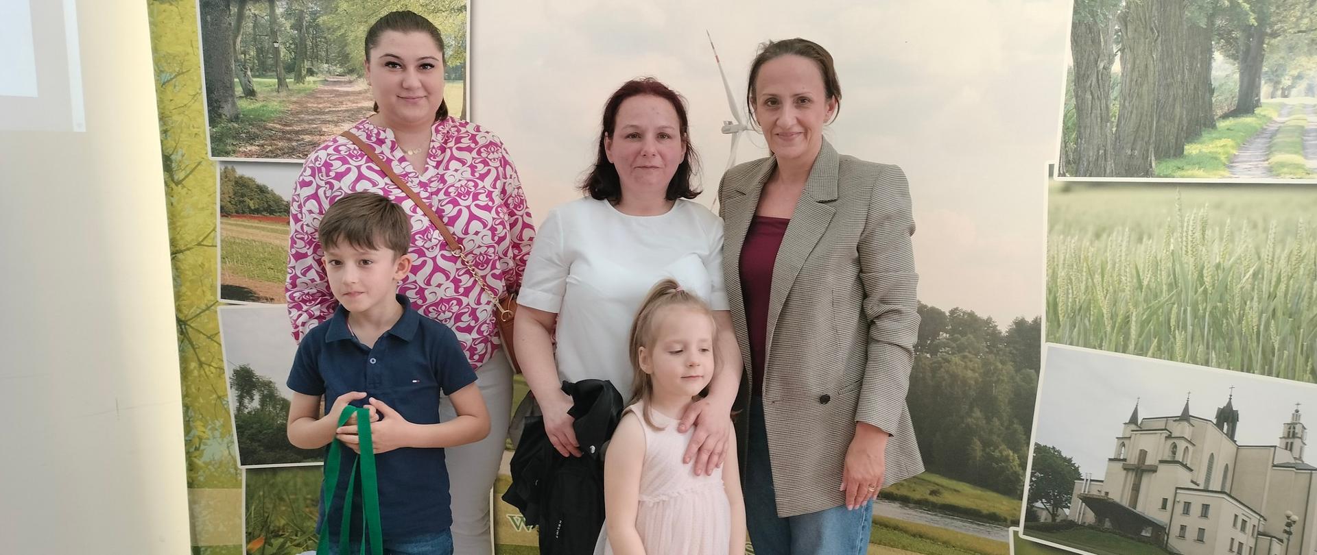 3 kobiety i 2 dzieci z nagrodami
