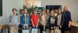 Uczestnicy konkursu pozują do zdjęcia wraz z przedstawicielami organizatora