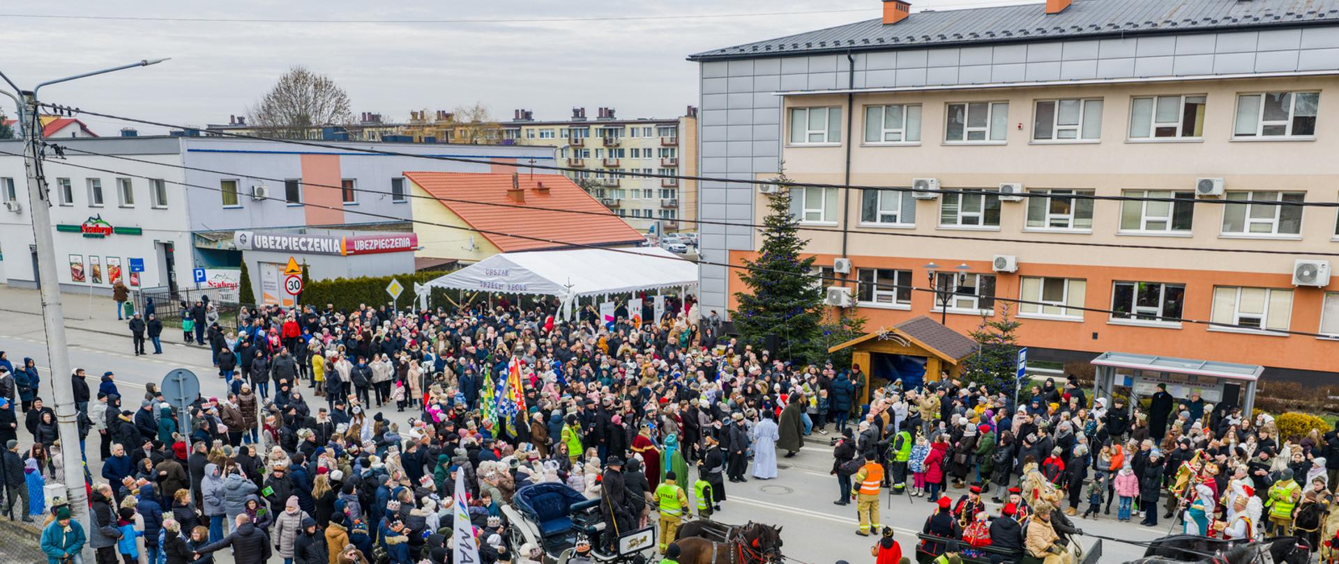 Orszak Trzech Króli w Dąbrowie Tarnowskiej z lotu ptaka (fot. Krystian Gielarowski)