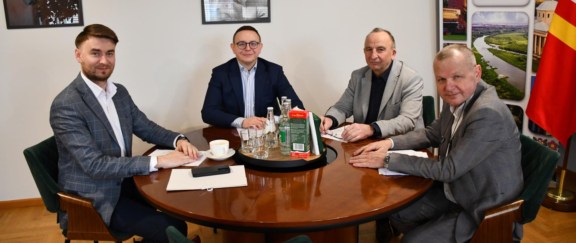 Na zdjęciu Starosta Dąbrowski, Wicestarosta, Wójt Gminy Gręboszów i Sędzia Trybunału podczas spotkania w starostwie