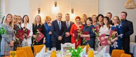 grupa ludzi wewnątrz