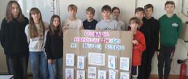 Uczniowie klasy 7 prezentują plakat pt. Globalne współzależności w naszej szkole