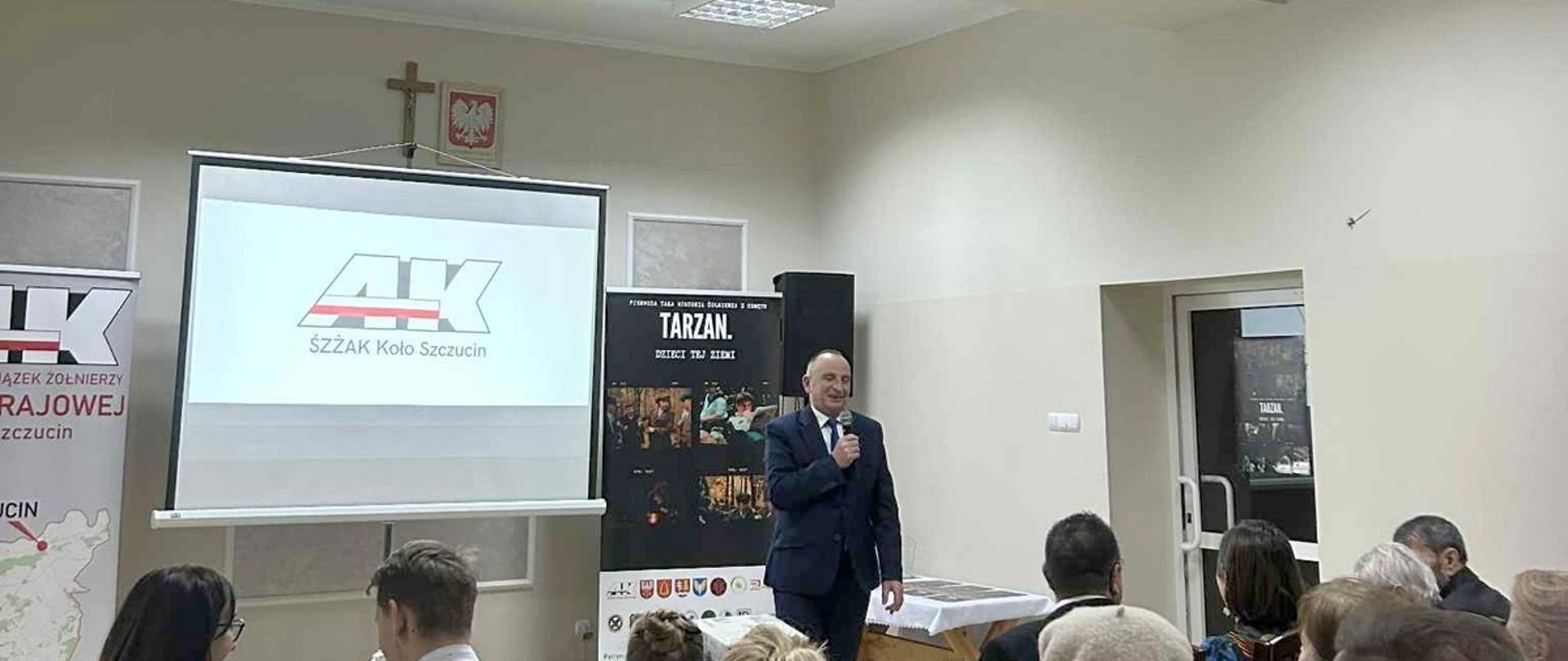 Wicestarosta przemawia do zgromadzonych