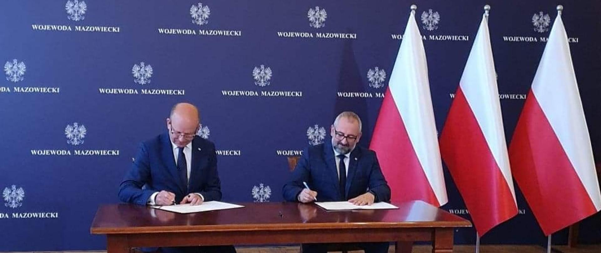 Na zdjęciu umowę dofinansowania przewozów autobusowych na terenie powiatu przasnyskiego podpisują Wojewoda Mazowiecki Konstanty Radziwiłł oraz Starosta Przasnyski Krzysztof Bieńkowski.