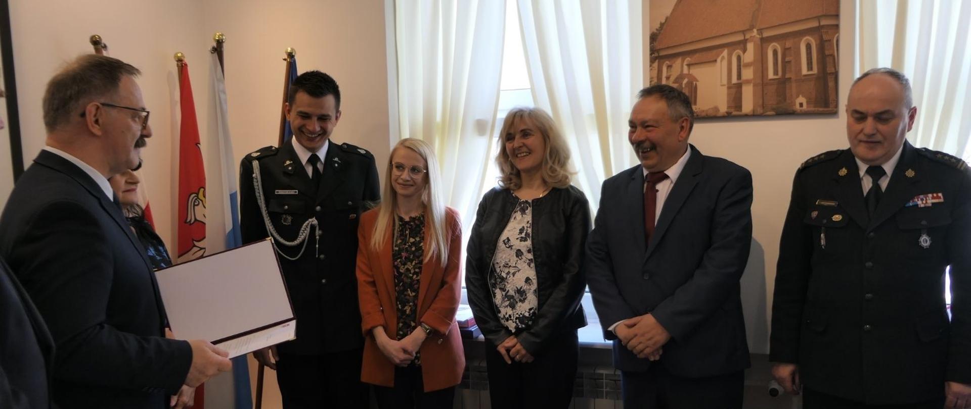 Wręczenie podziękowania druhowi Sebastianowi Bugajowi. Na zdjęciu uczestniczy wydarzenia.