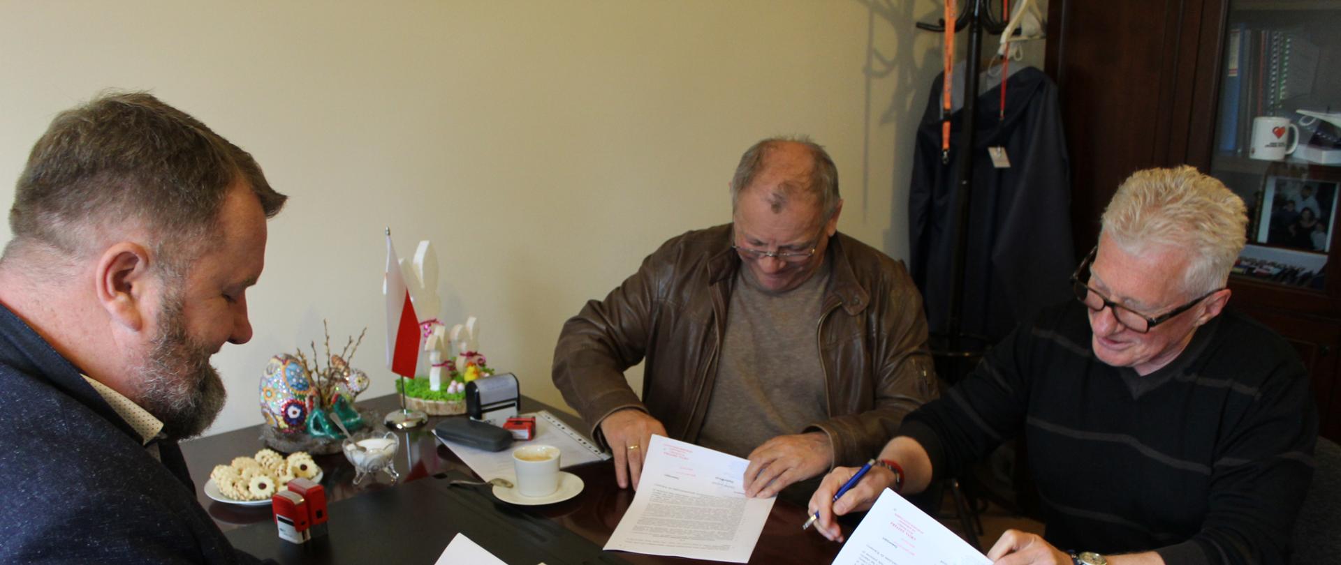 Podpisanie umowy na przebudowę i remont dróg gminnych.