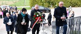 Starosta Dąbrowski, Wicestarosta oraz Przewodnicząca Rady Powiatu składają wiązankę i kwiaty przed tablicą